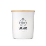 A large white glass candle with a wooden lid and a logo, featuring a floral design.