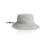 A wide-brim bucket hat in a light grey colour with an adjustable drawstring, featuring a logo.