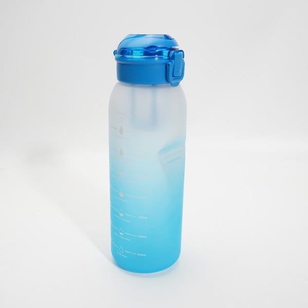 A drink bottle with a gradient design, transitioning from clear to a vibrant blue, featuring a blue lid and a logo. A drink bottle with a gradient design, transitioning from clear to a vibrant blue, featuring a blue lid and a logo.