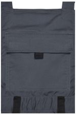 Workwear pants in dark grey with a front pocket and adjustable straps. Includes a logo on the fabric.