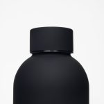 A drink bottle in matte black with a rounded body and a smooth cap. It features a logo on the surface.