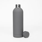 A drink bottle in matte grey with a cap, featuring double wall insulation and a sleek design.