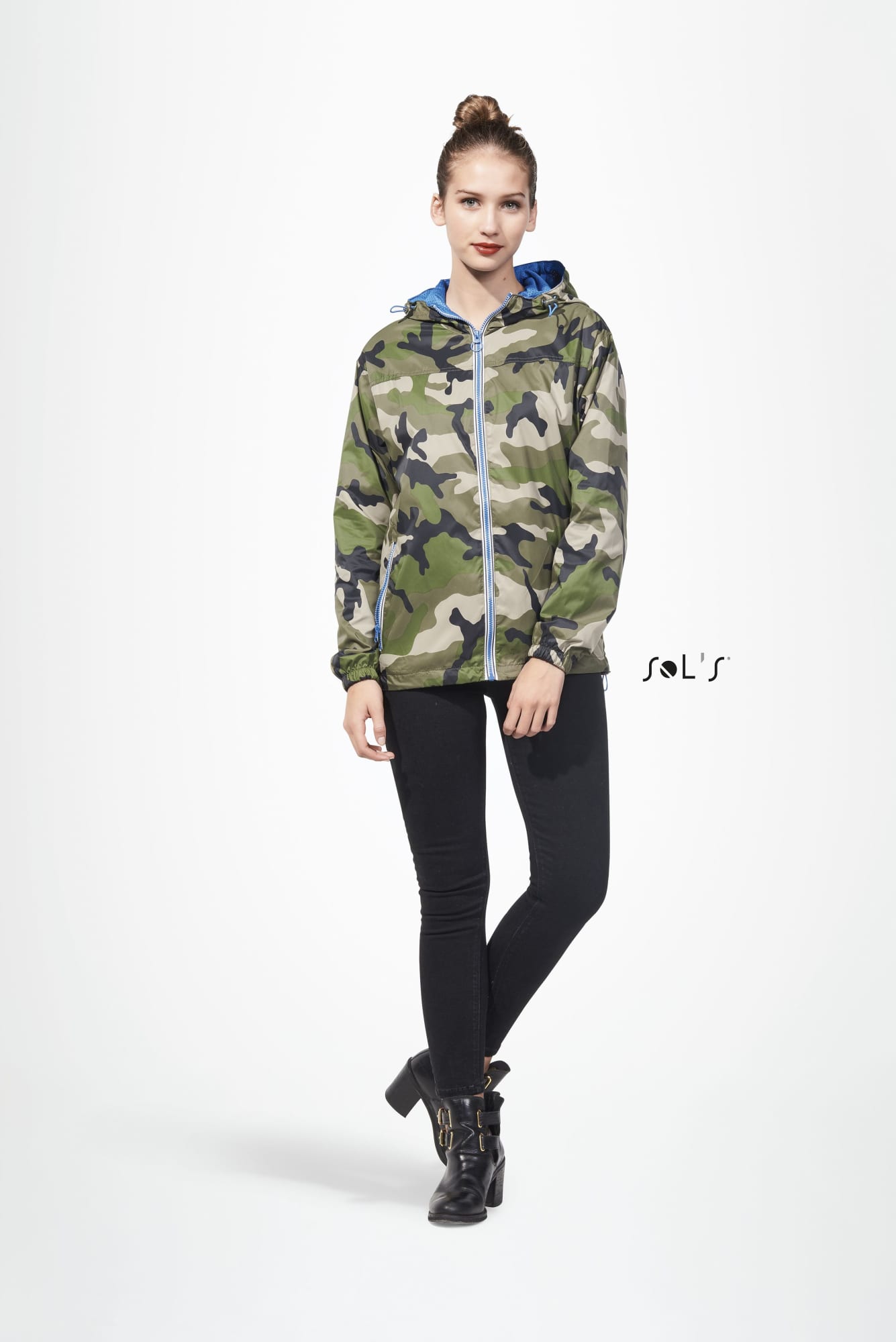 A unisex hoodie in camouflage pattern, featuring a hood and zip closure, paired with black skinny pants and boots. Hoodie UNISEX 210T nylon water and wind proof SKATE - Image 1