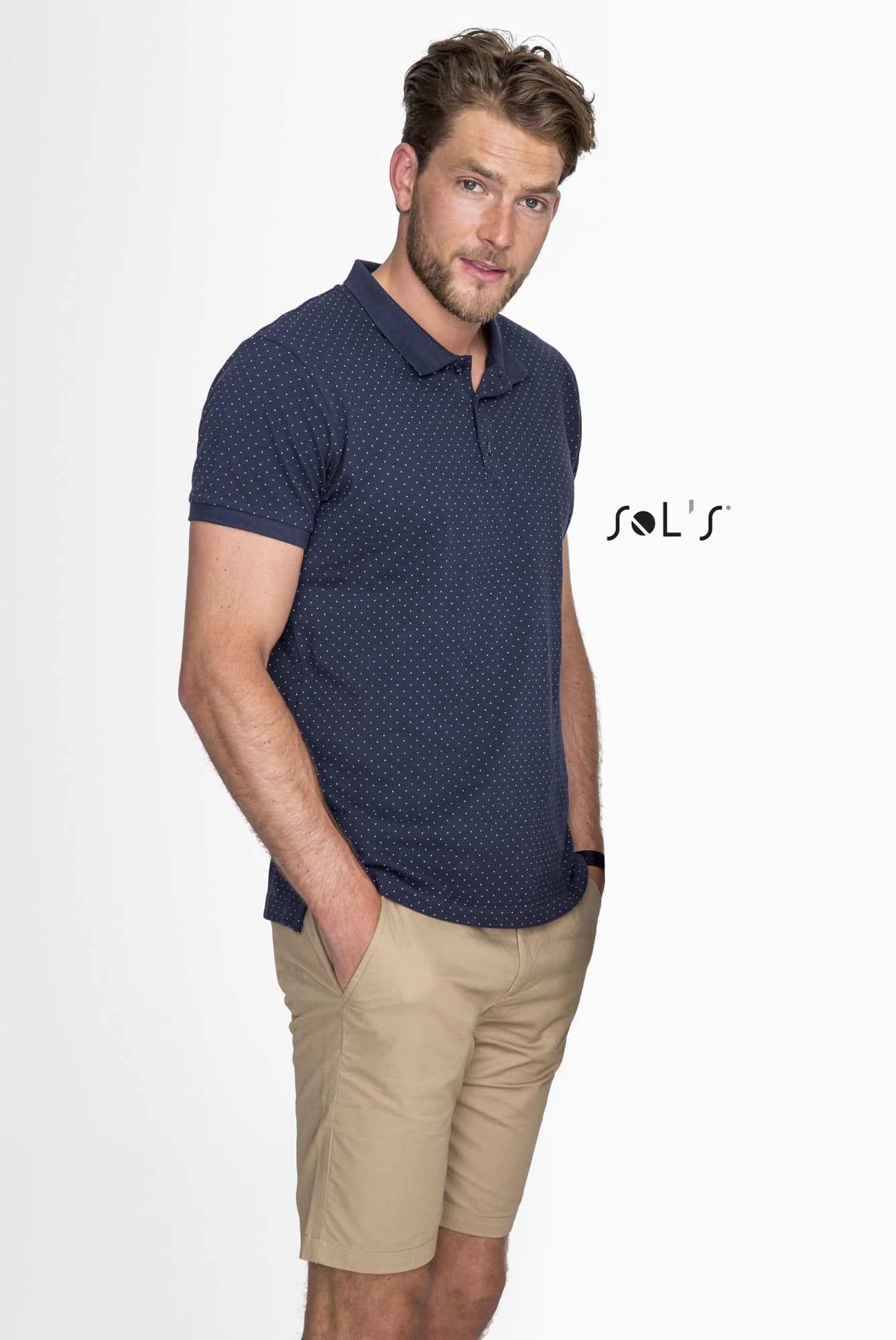 A man models navy blue polo with a pattern and beige chino-style shorts, featuring a logo. Shorts Men's Chino style JASPER - Image 1