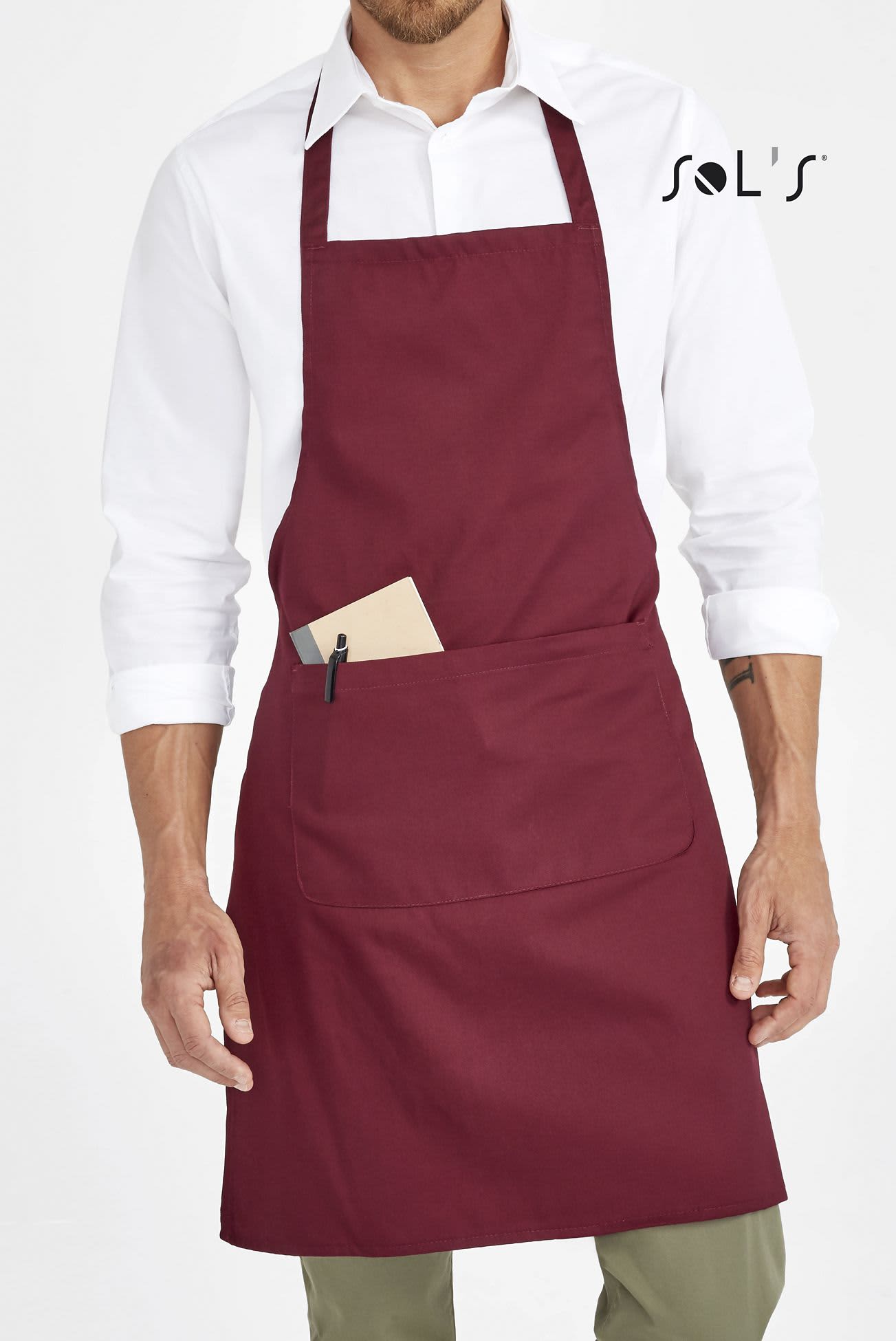 A maroon apron with a pocket, measuring 80cm x 63cm, featuring a logo on the top. APRON long with pocket 80cm x 63cm - Image 1