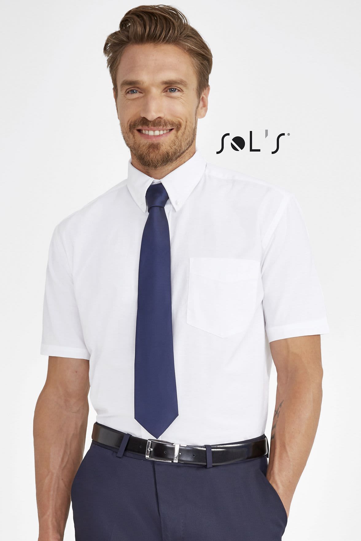A white short sleeve men’s shirt with a chest pocket, paired with a navy tie. Features branding. Business shirt BRISBANE SHORT SLEEVE OXFORD MEN'S SHIRT - Image 1