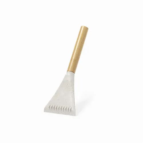 A scraper with a wooden handle and a triangular cement blade, featuring a textured edge for better grip. Nigex - Image 1
