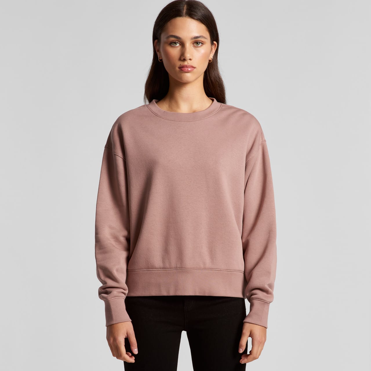 A crew jumper in a soft mauve colour, featuring a relaxed fit and long sleeves, with a minimalistic design. Wo's Relax Crew - Image 1